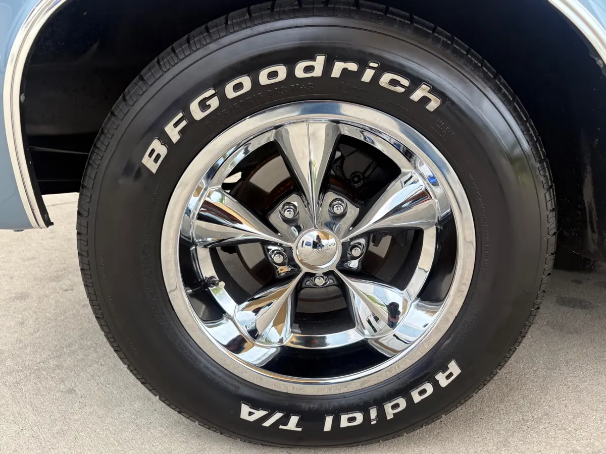 Vehicle photo 21
