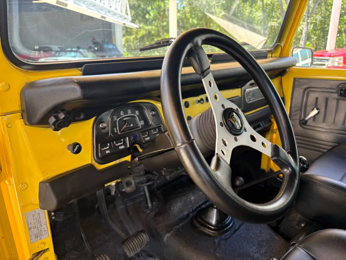 Vehicle photo 31
