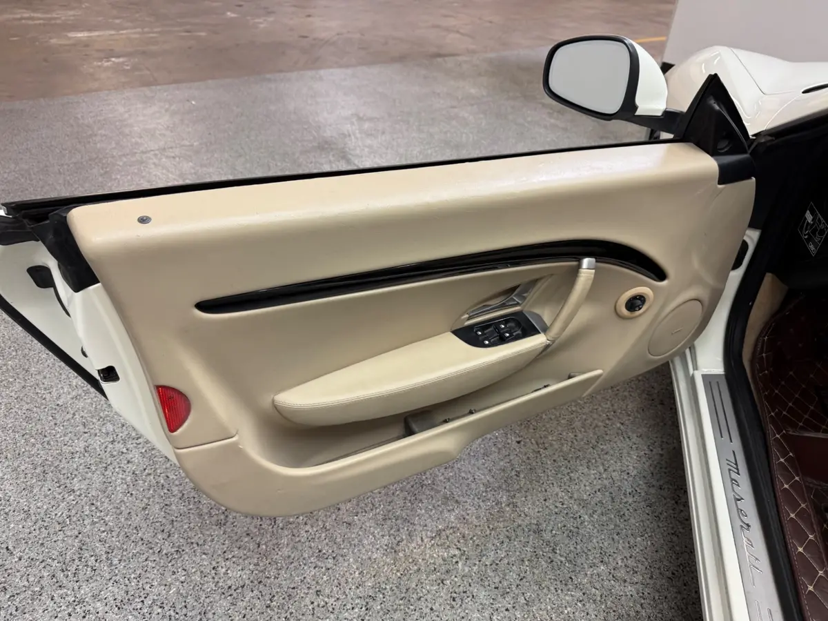 Vehicle photo 21