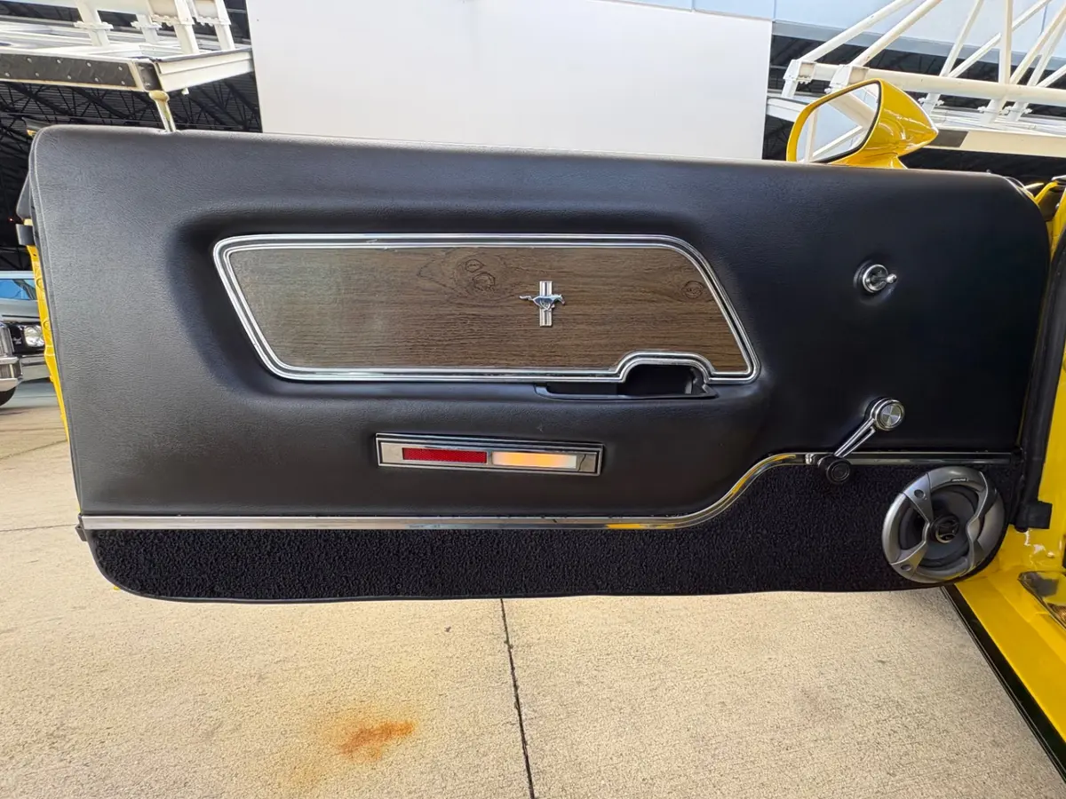 Vehicle photo 30