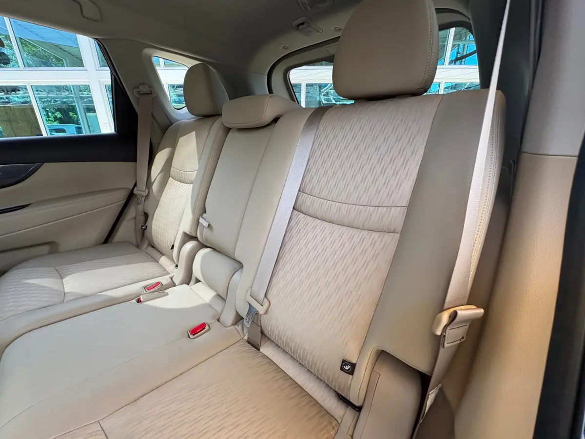 Vehicle photo 38