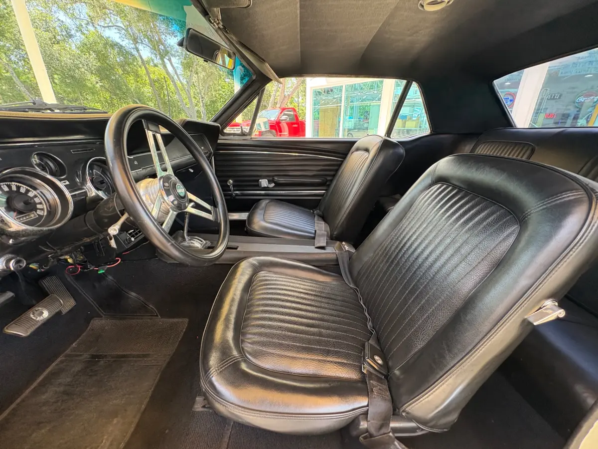 Vehicle photo 30