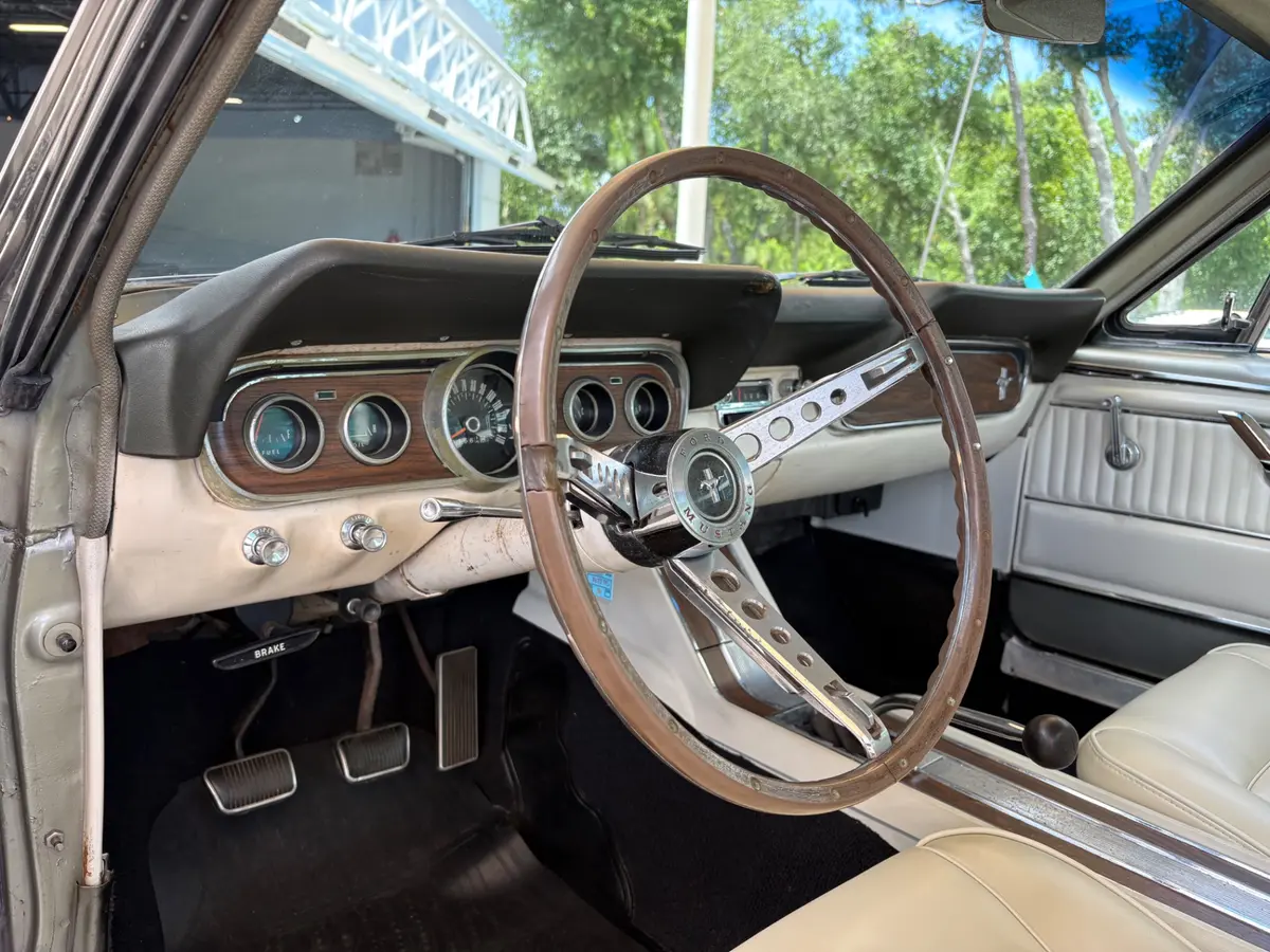 Vehicle photo 30