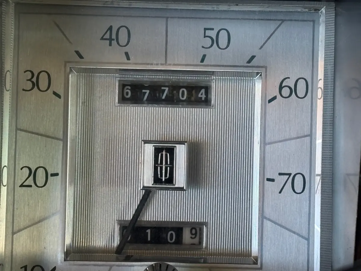 Vehicle photo 26