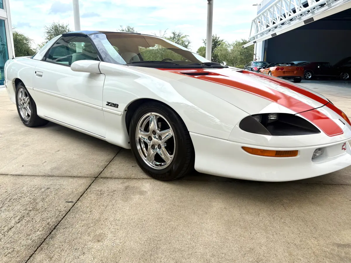 Vehicle photo 19