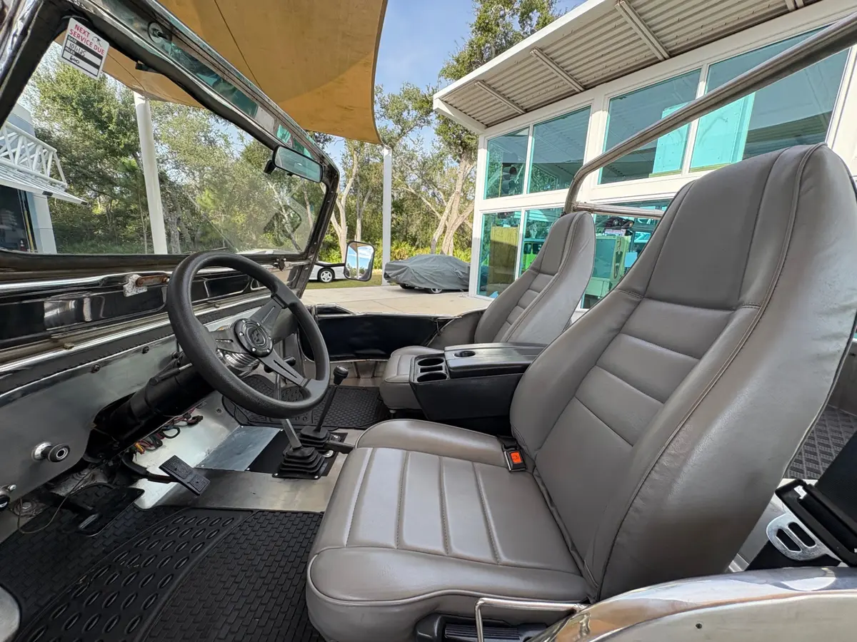Vehicle photo 32
