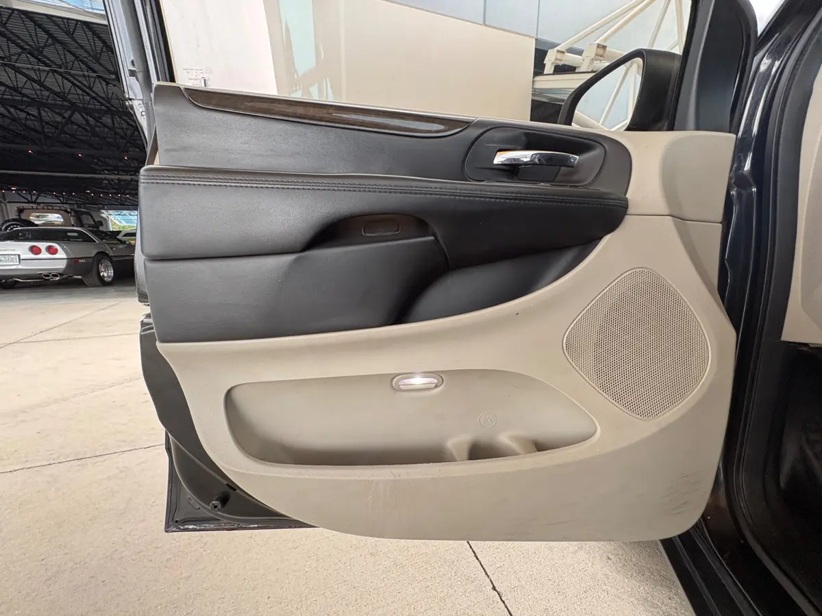 Vehicle photo 29