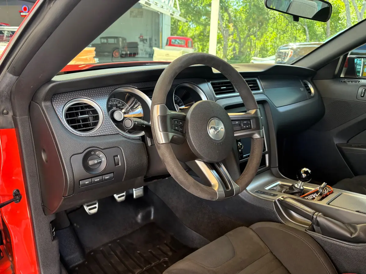 Vehicle photo 32