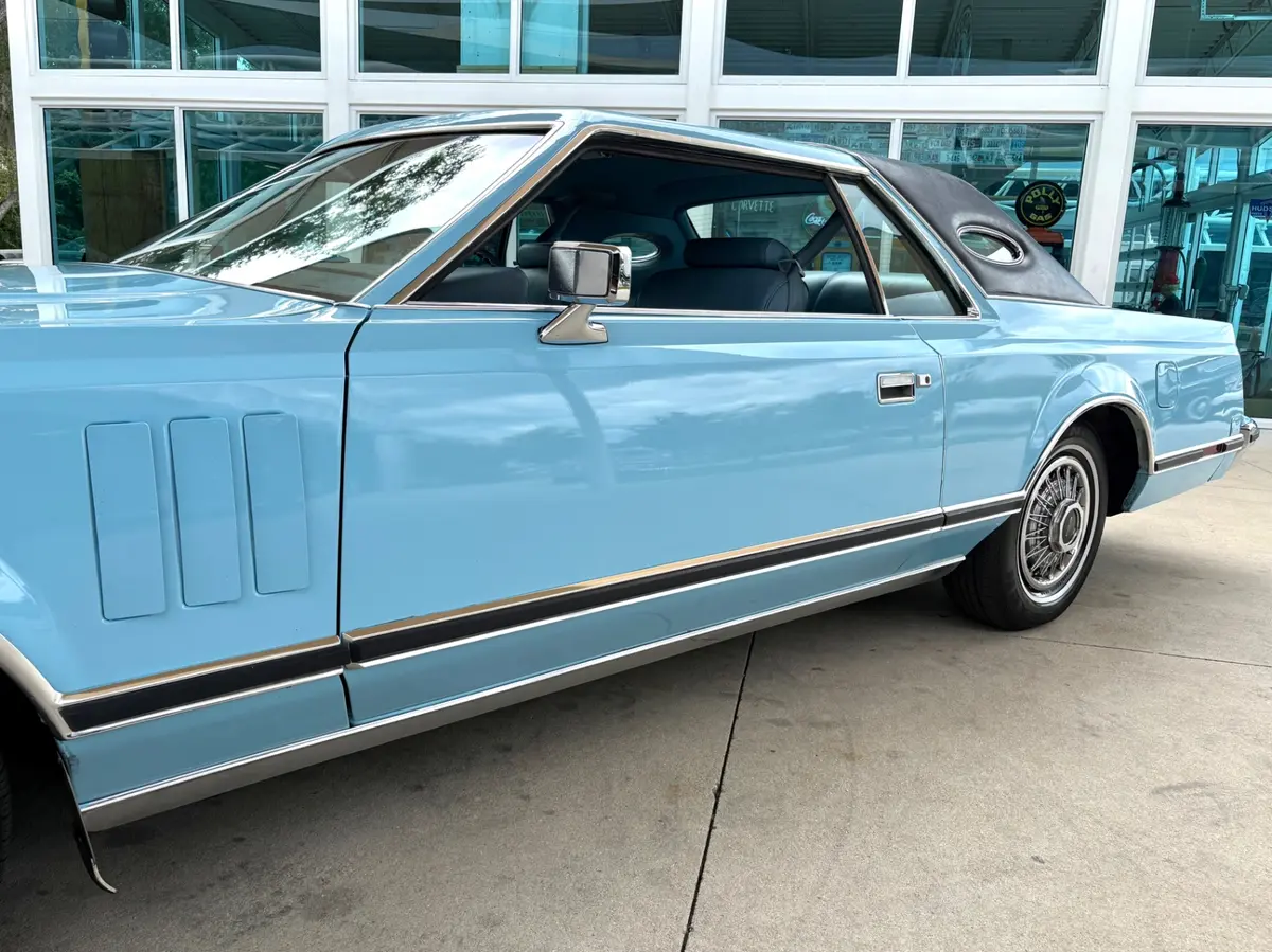Vehicle photo 13