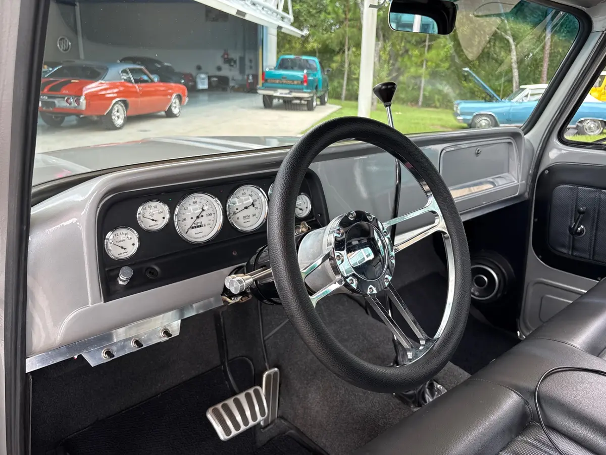 Vehicle photo 29