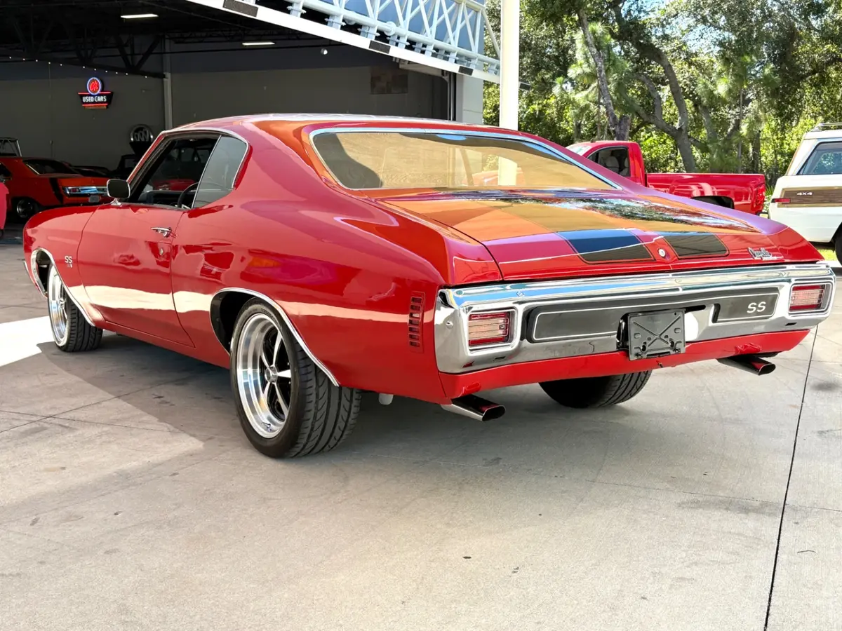 Vehicle photo 10