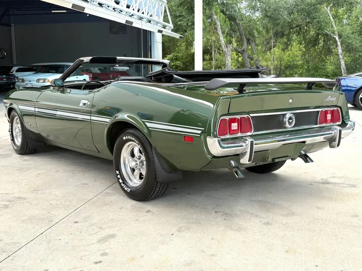 Vehicle photo 9