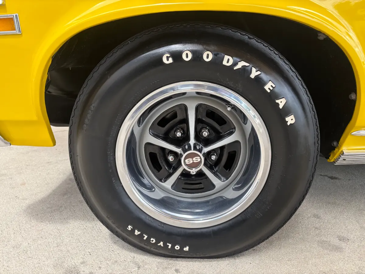 Vehicle photo 23