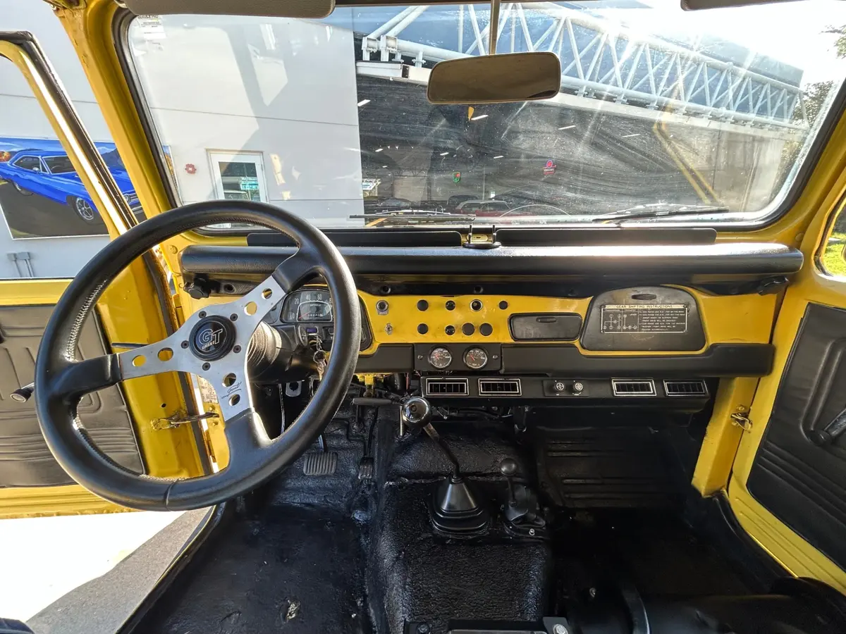 Vehicle photo 22