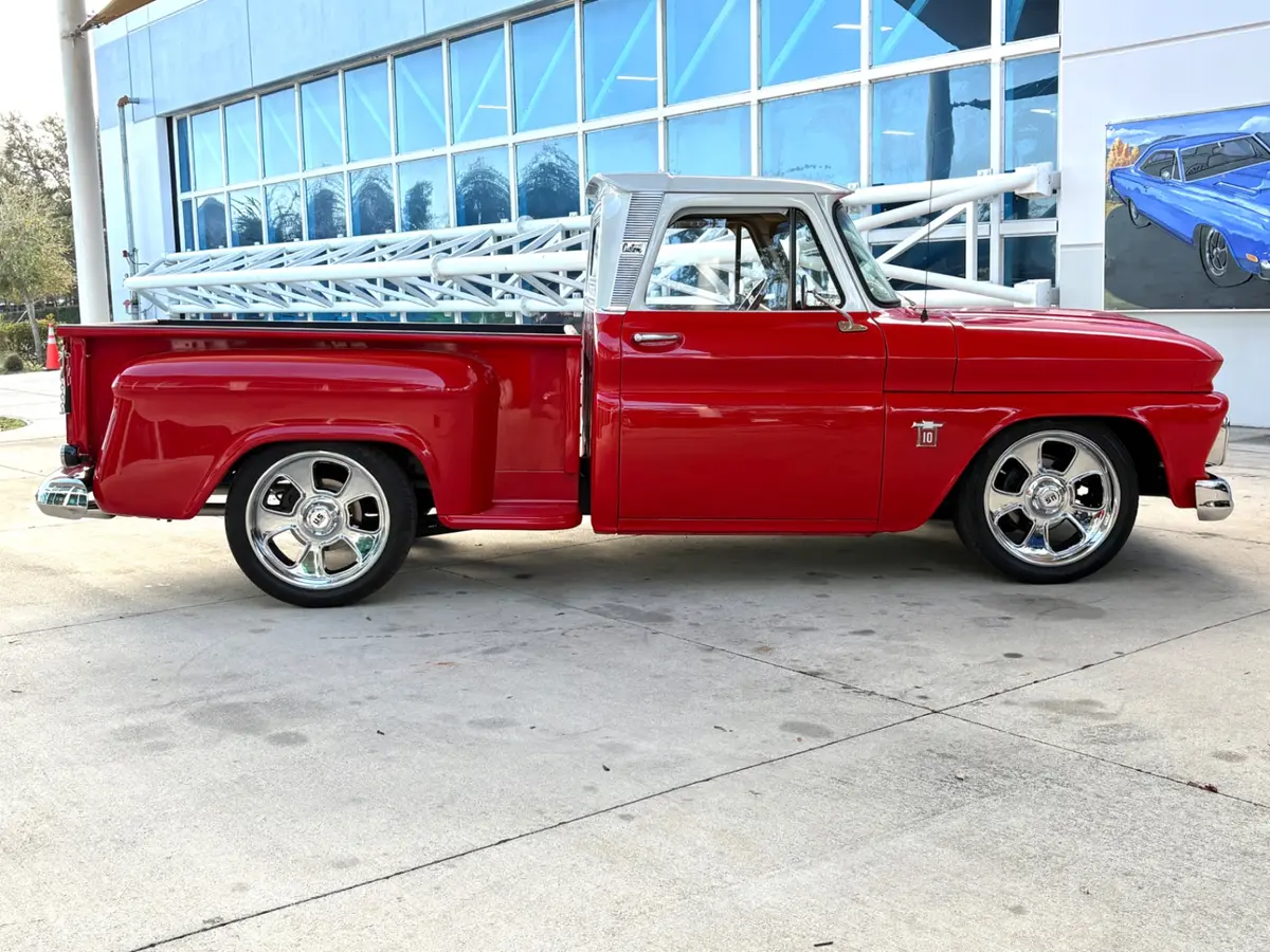 Vehicle photo 5