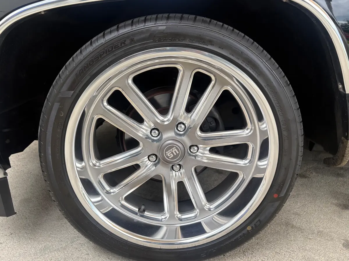 Vehicle photo 21