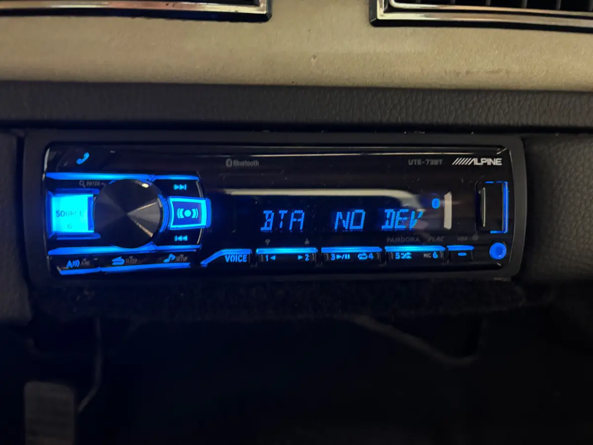Vehicle photo 23