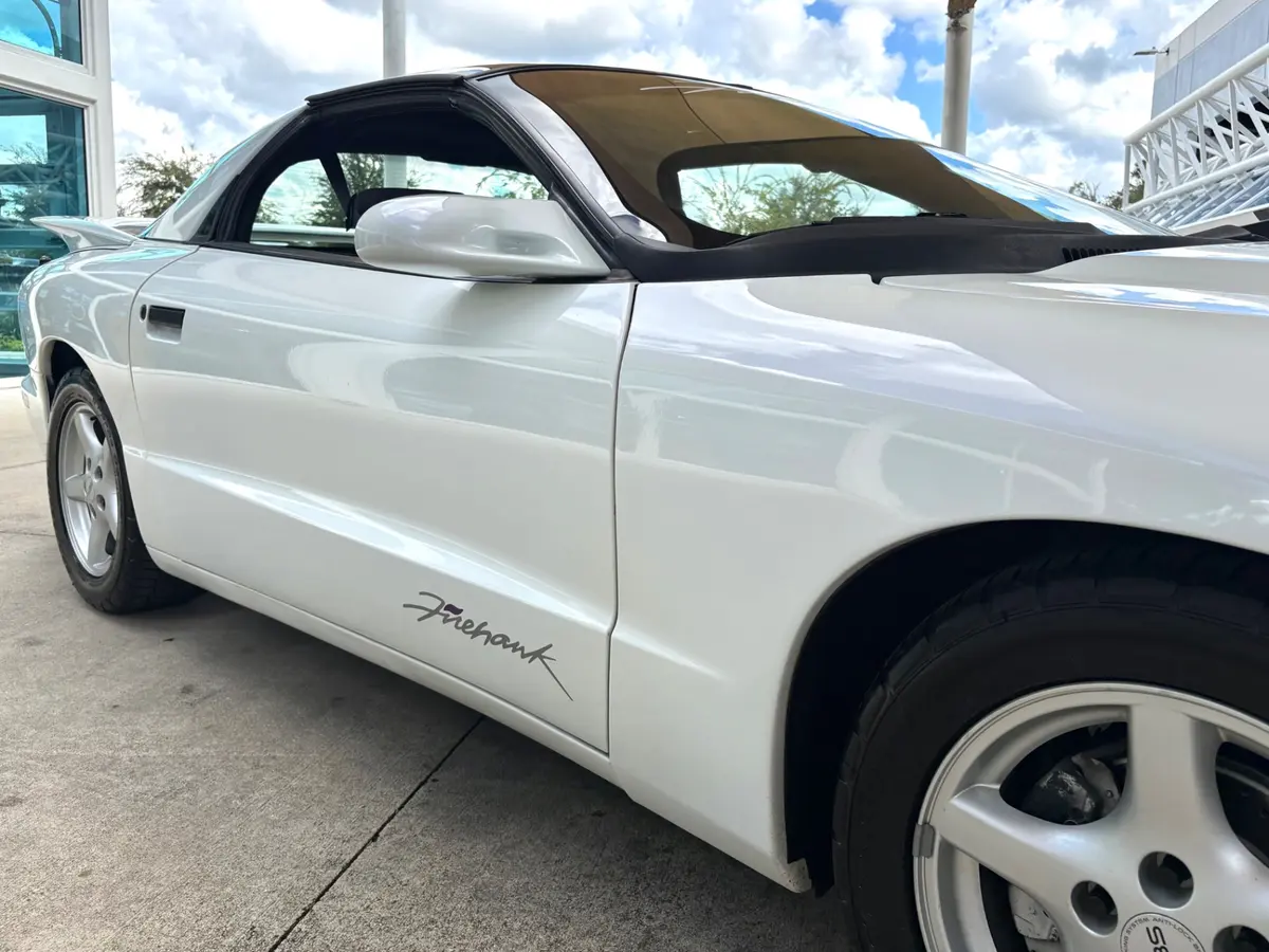 Vehicle photo 18