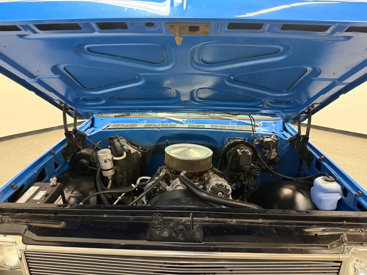 Vehicle photo 12