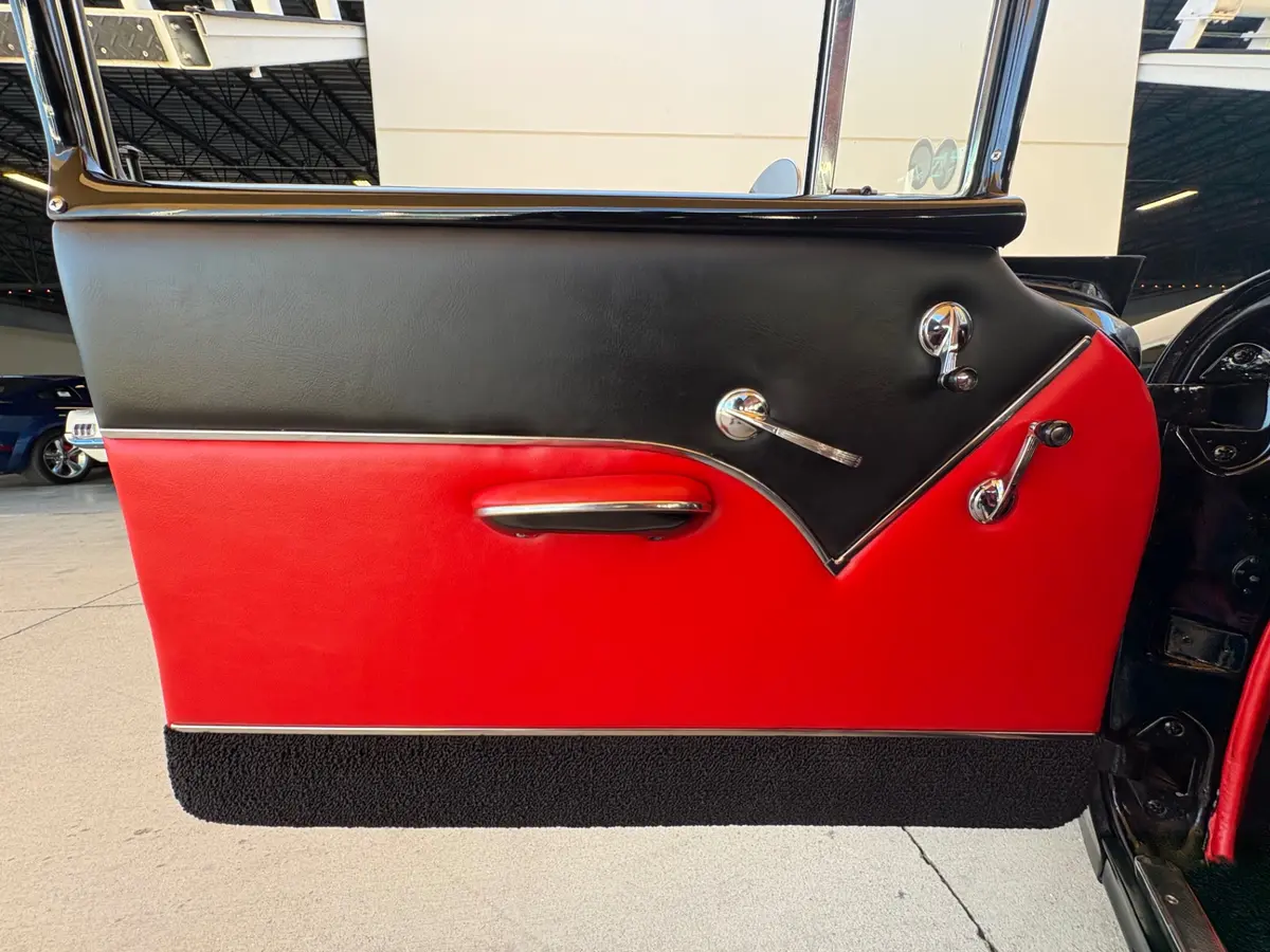 Vehicle photo 30