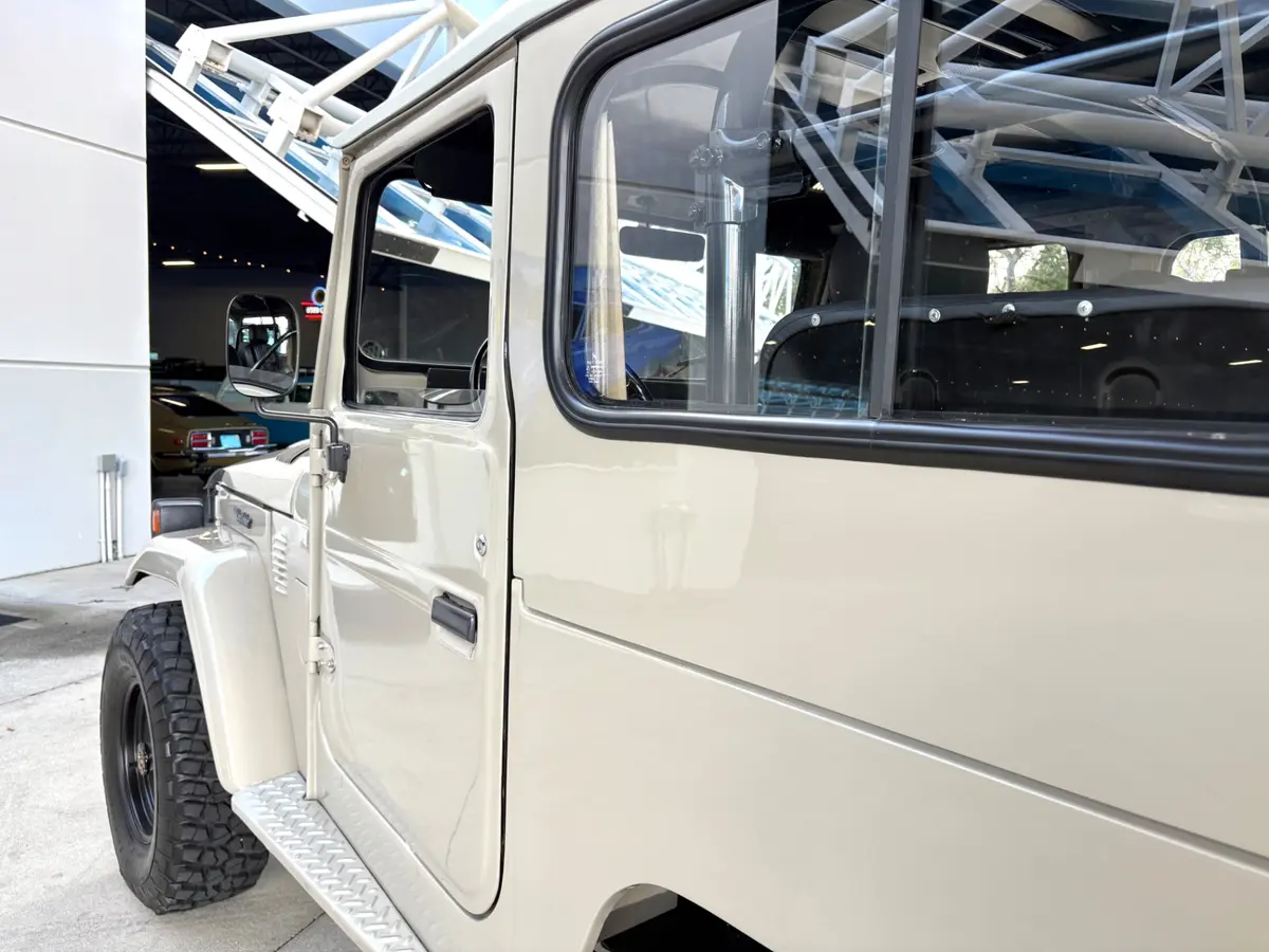 Vehicle photo 13