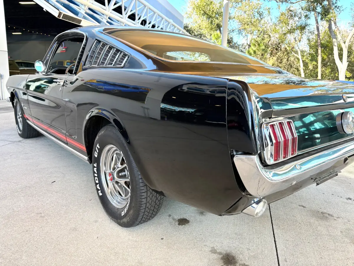 Vehicle photo 16