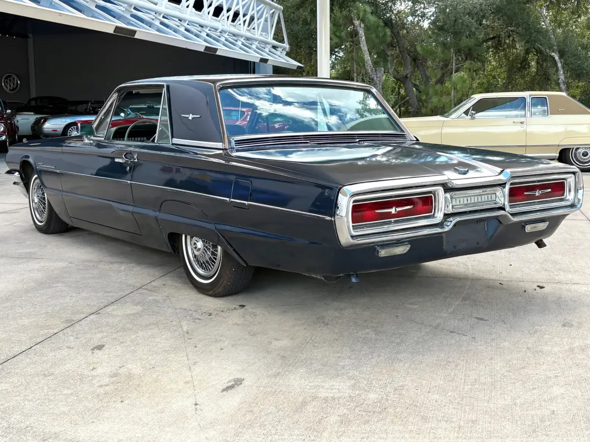 Vehicle photo 9