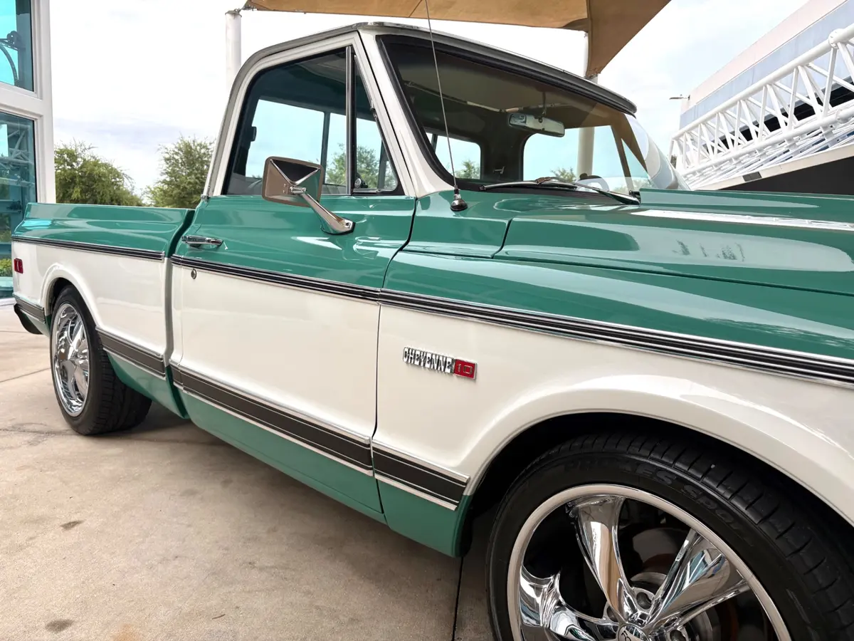 Vehicle photo 19