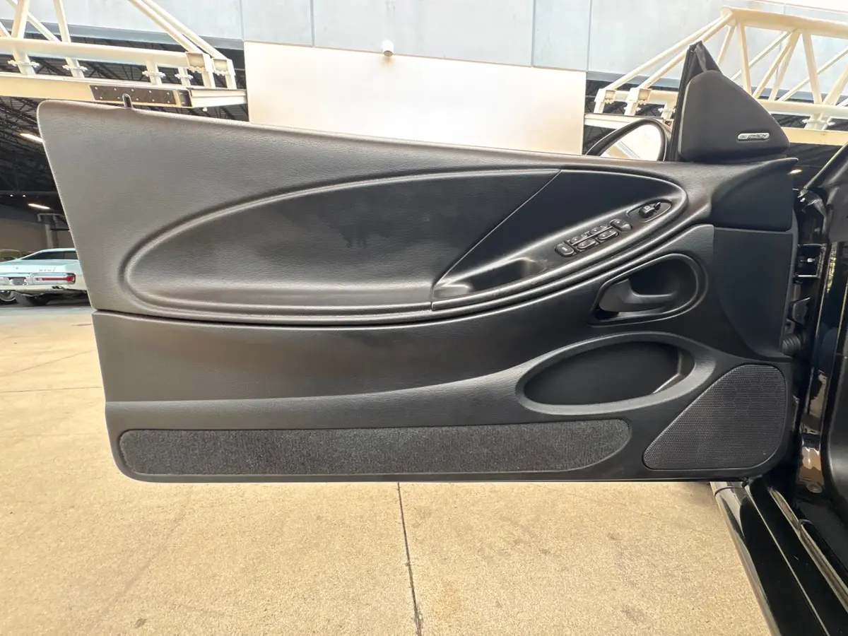 Vehicle photo 37