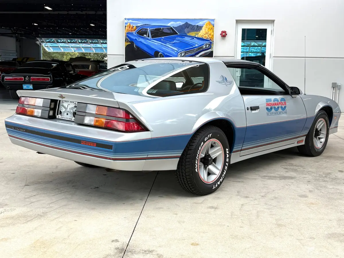 Vehicle photo 6
