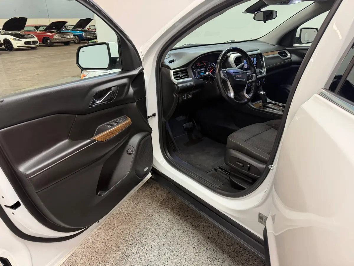 Vehicle photo 24