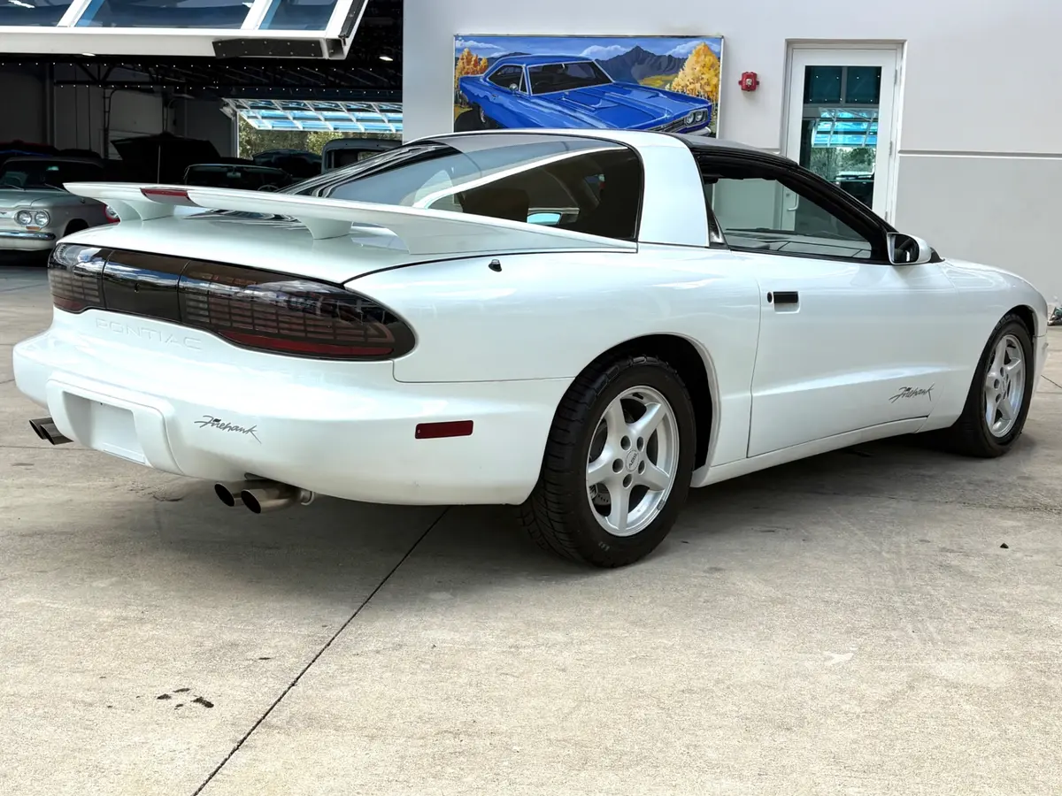 Vehicle photo 6