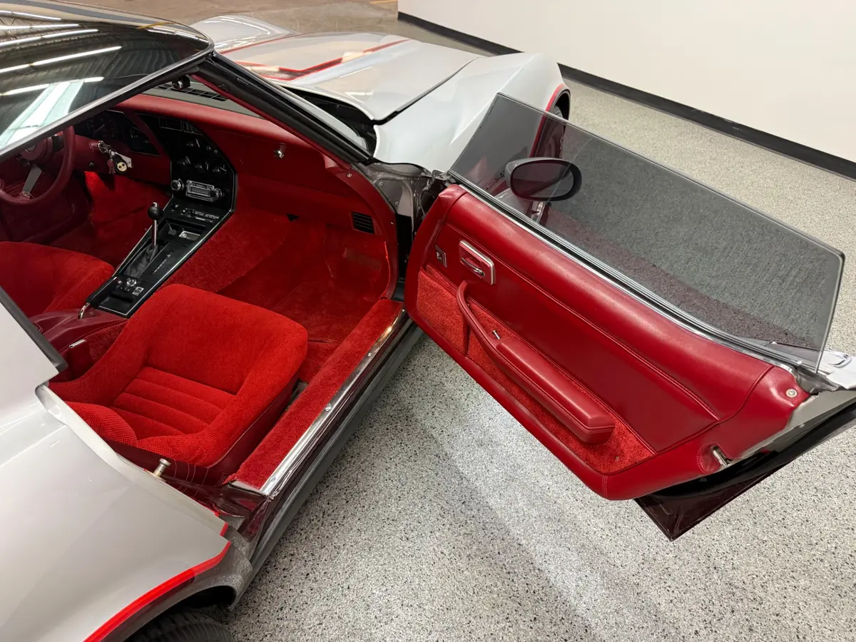 Vehicle photo 32