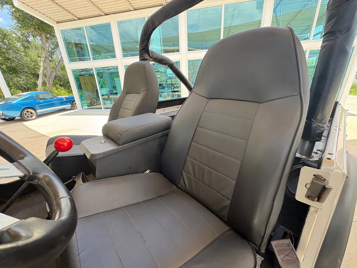 Vehicle photo 32