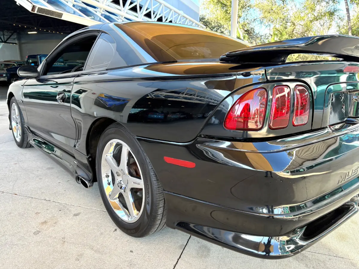 Vehicle photo 16