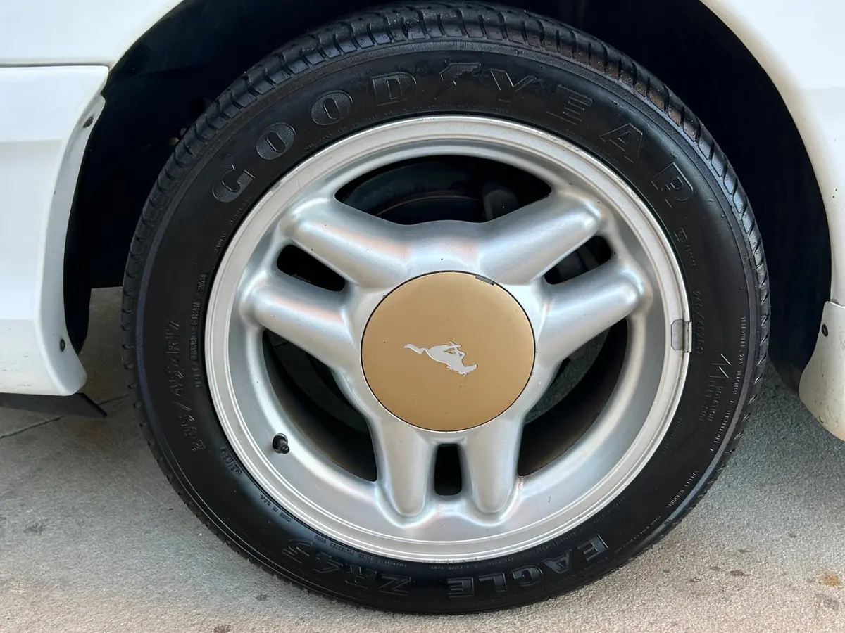 Vehicle photo 13