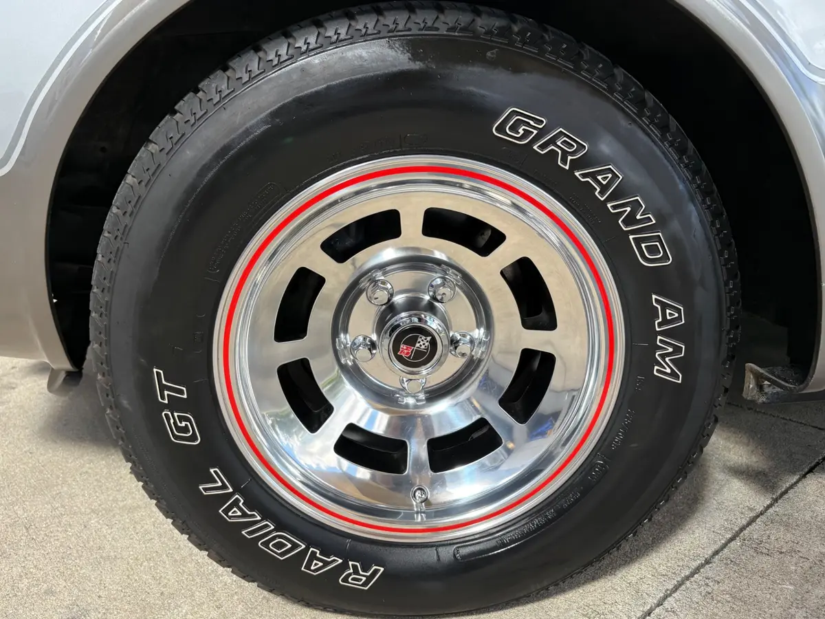 Vehicle photo 21