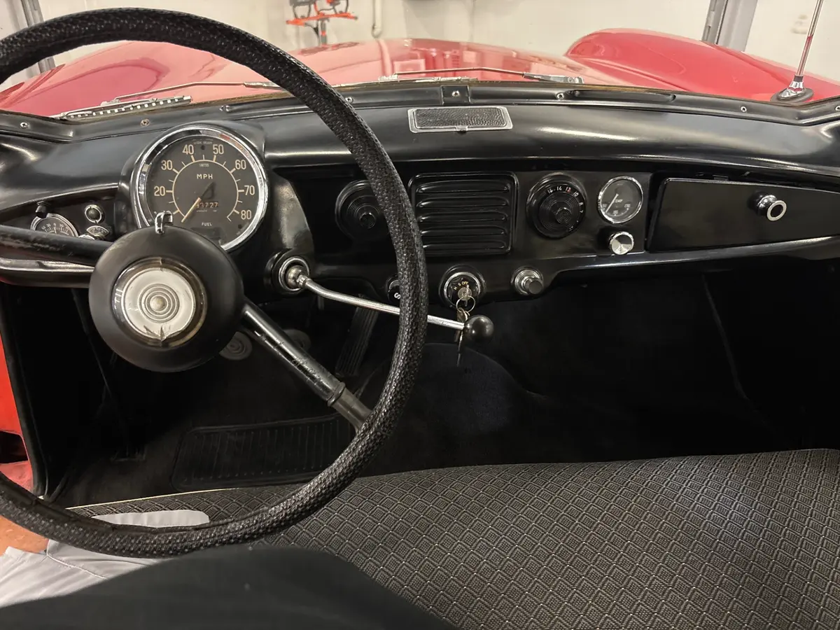 Vehicle photo 26