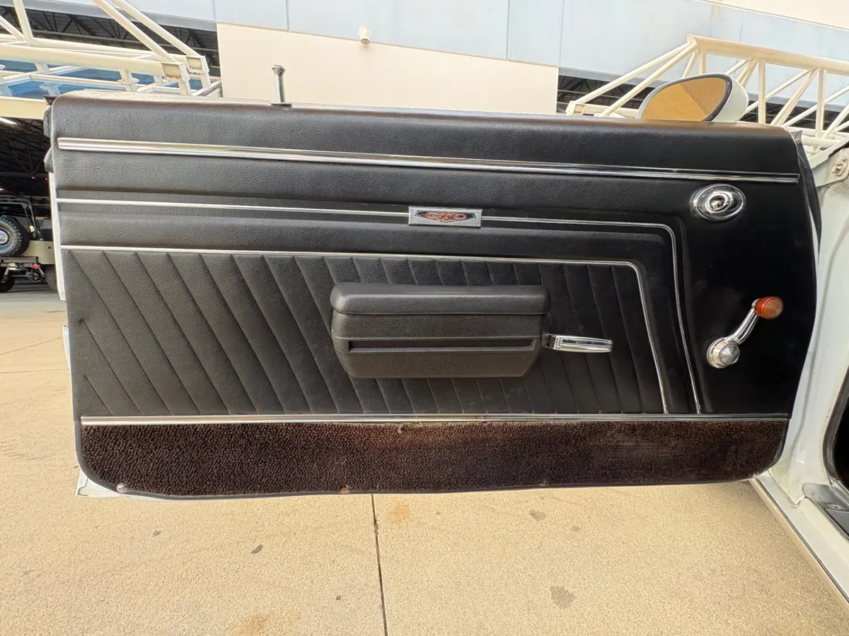 Vehicle photo 33