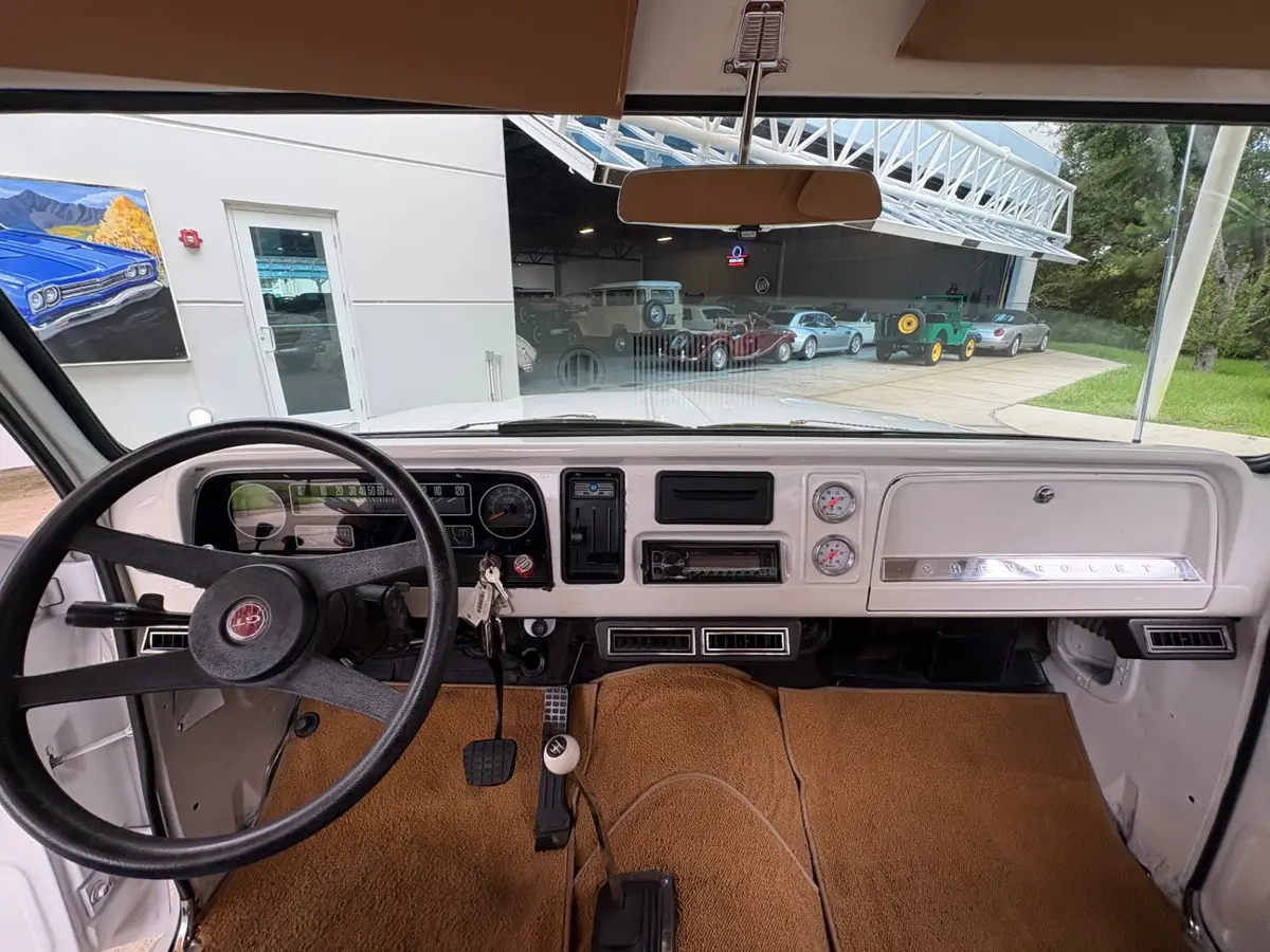 Vehicle photo 34