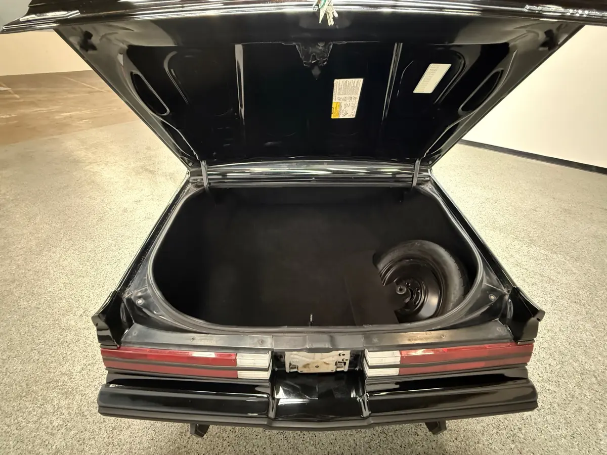 Vehicle photo 25