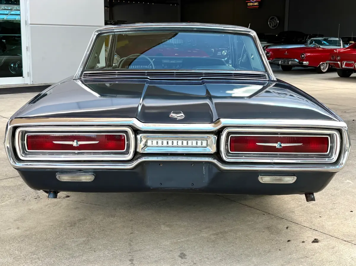 Vehicle photo 7