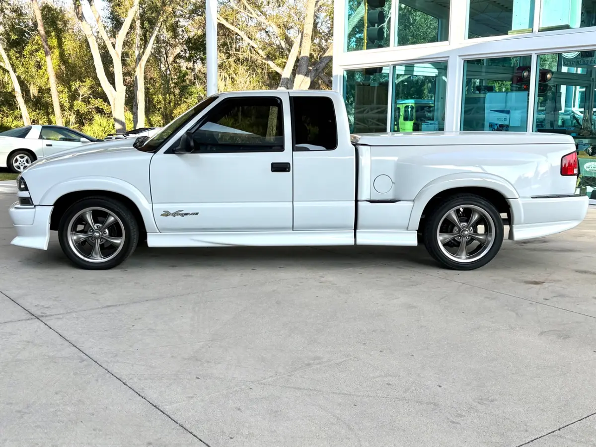 Vehicle photo 11