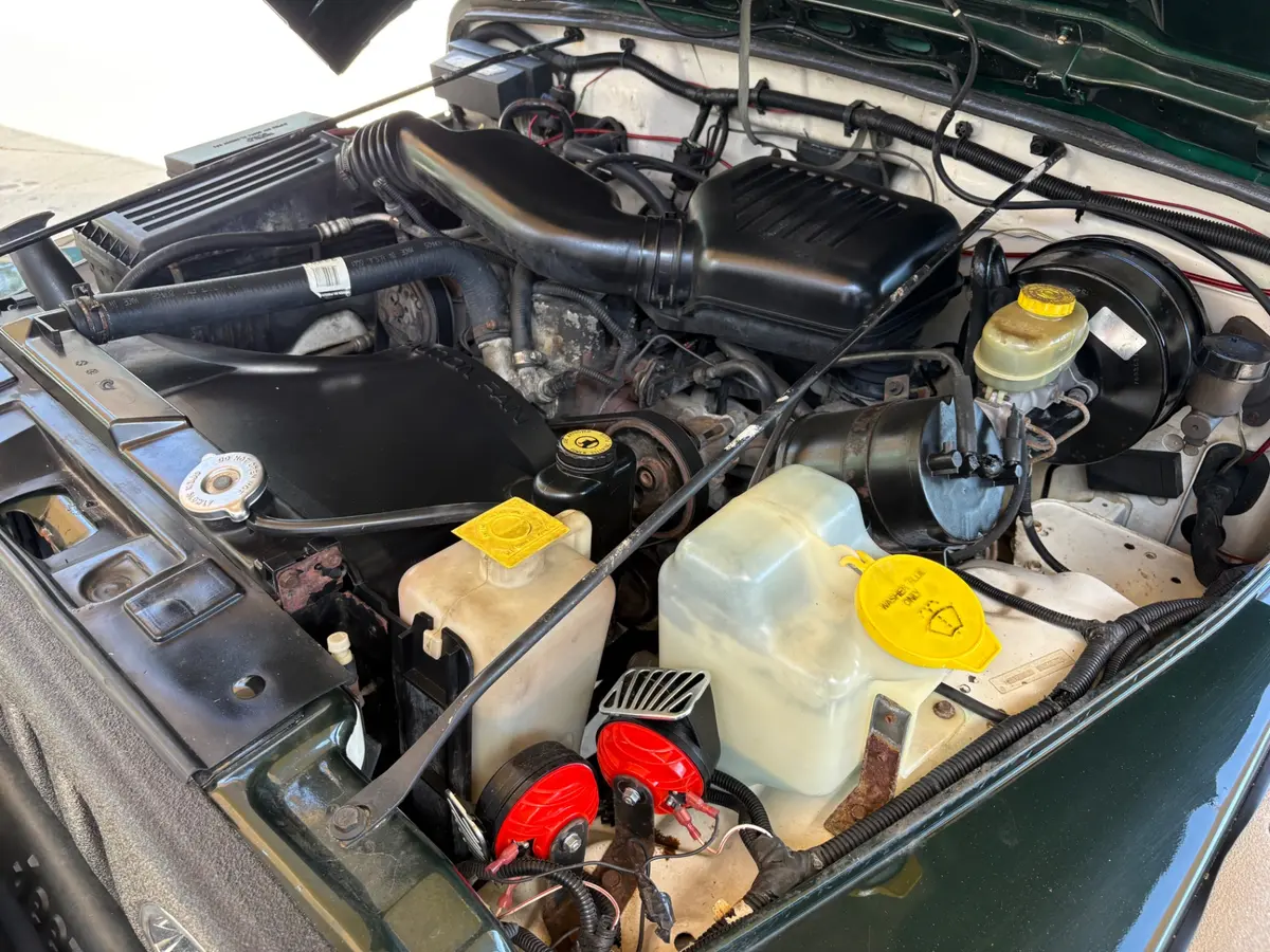 Vehicle photo 30