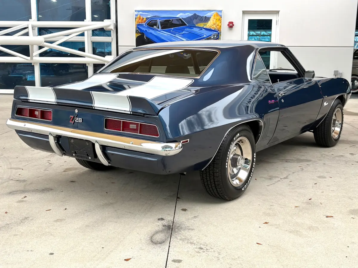 Vehicle photo 6