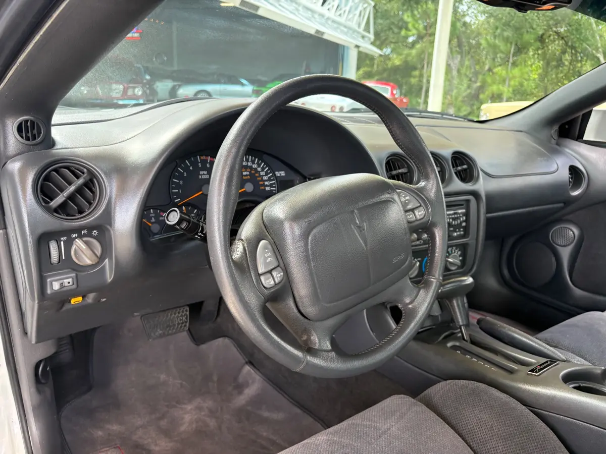 Vehicle photo 33