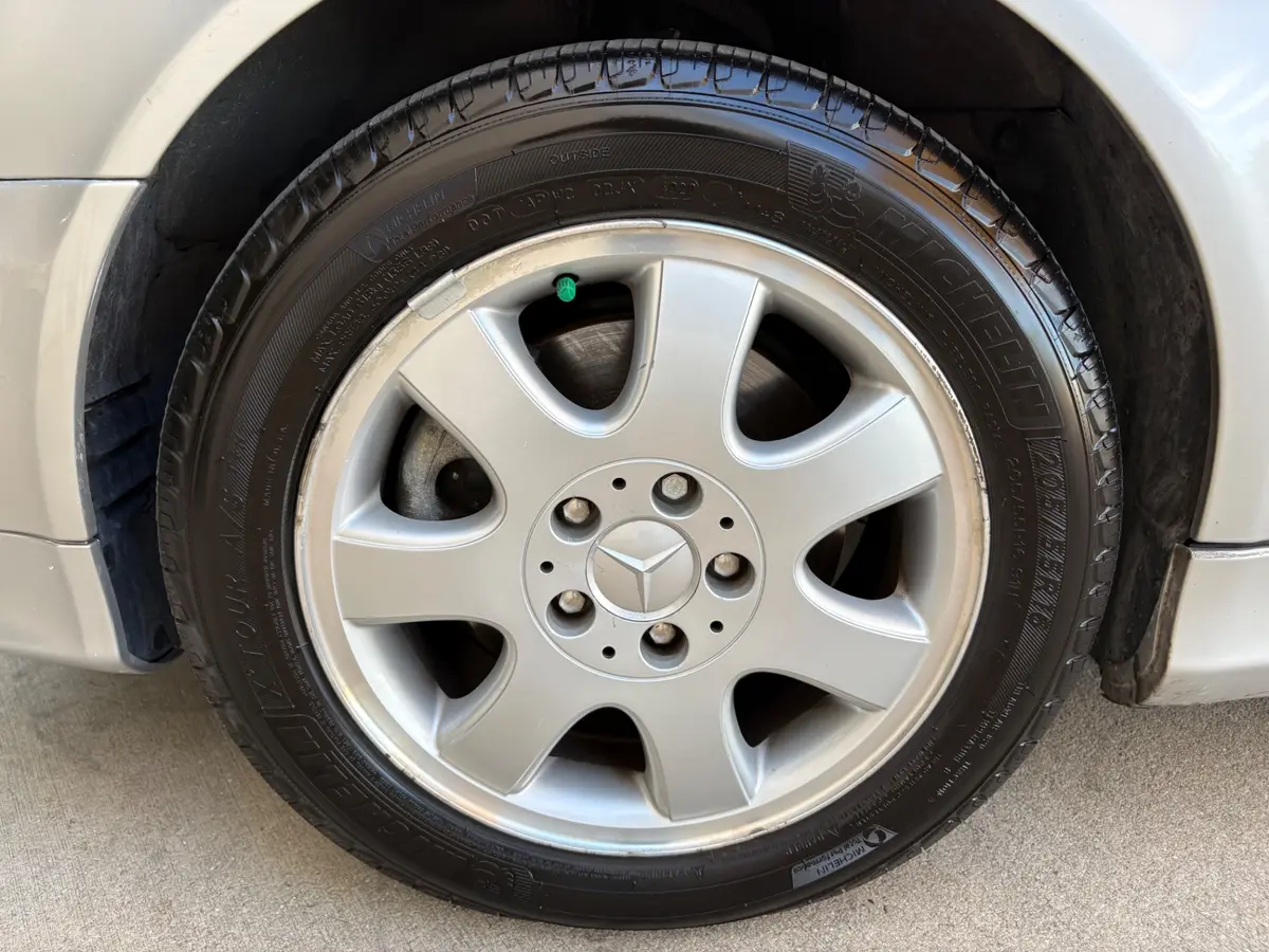 Vehicle photo 27