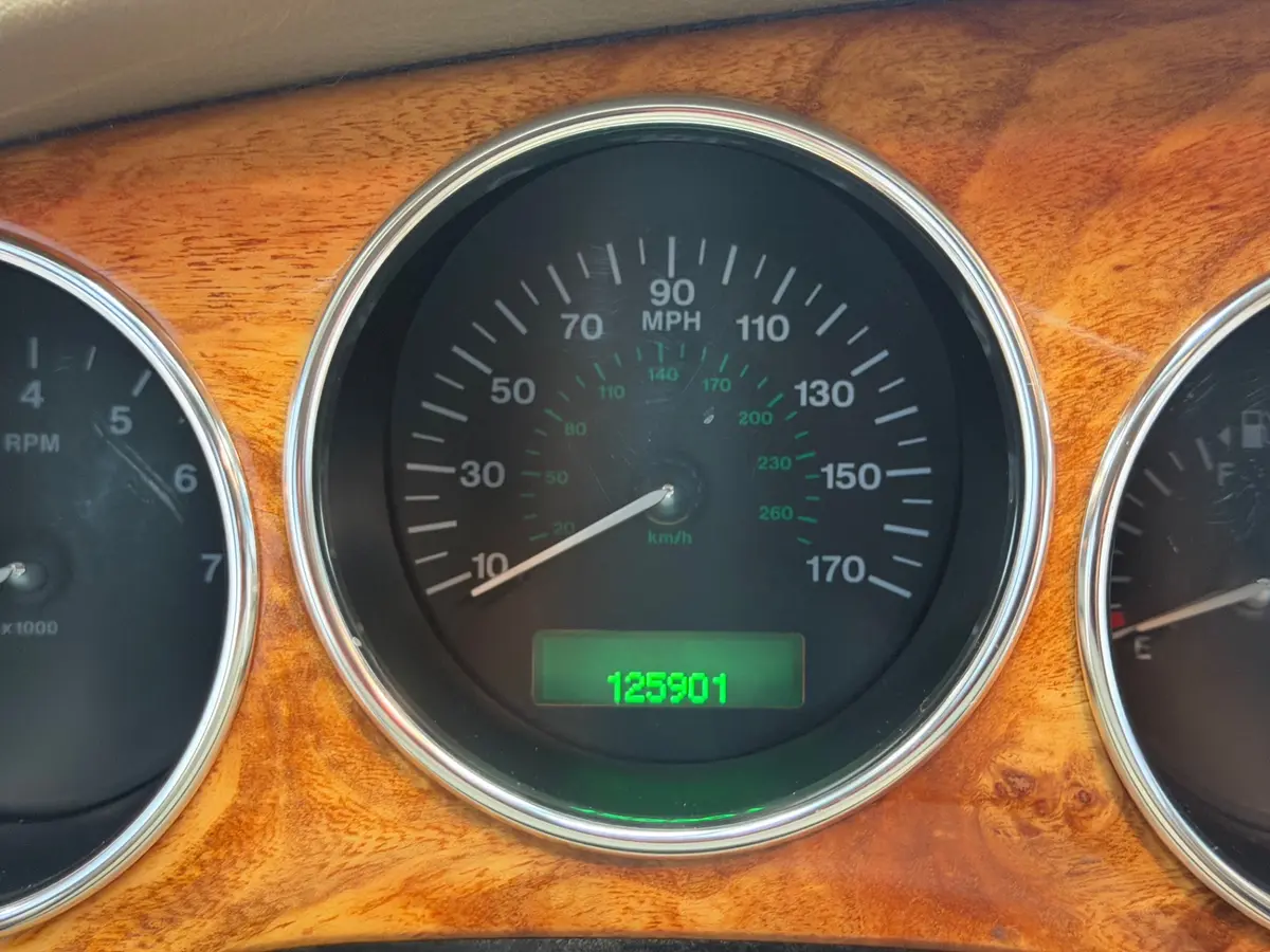 Vehicle photo 23
