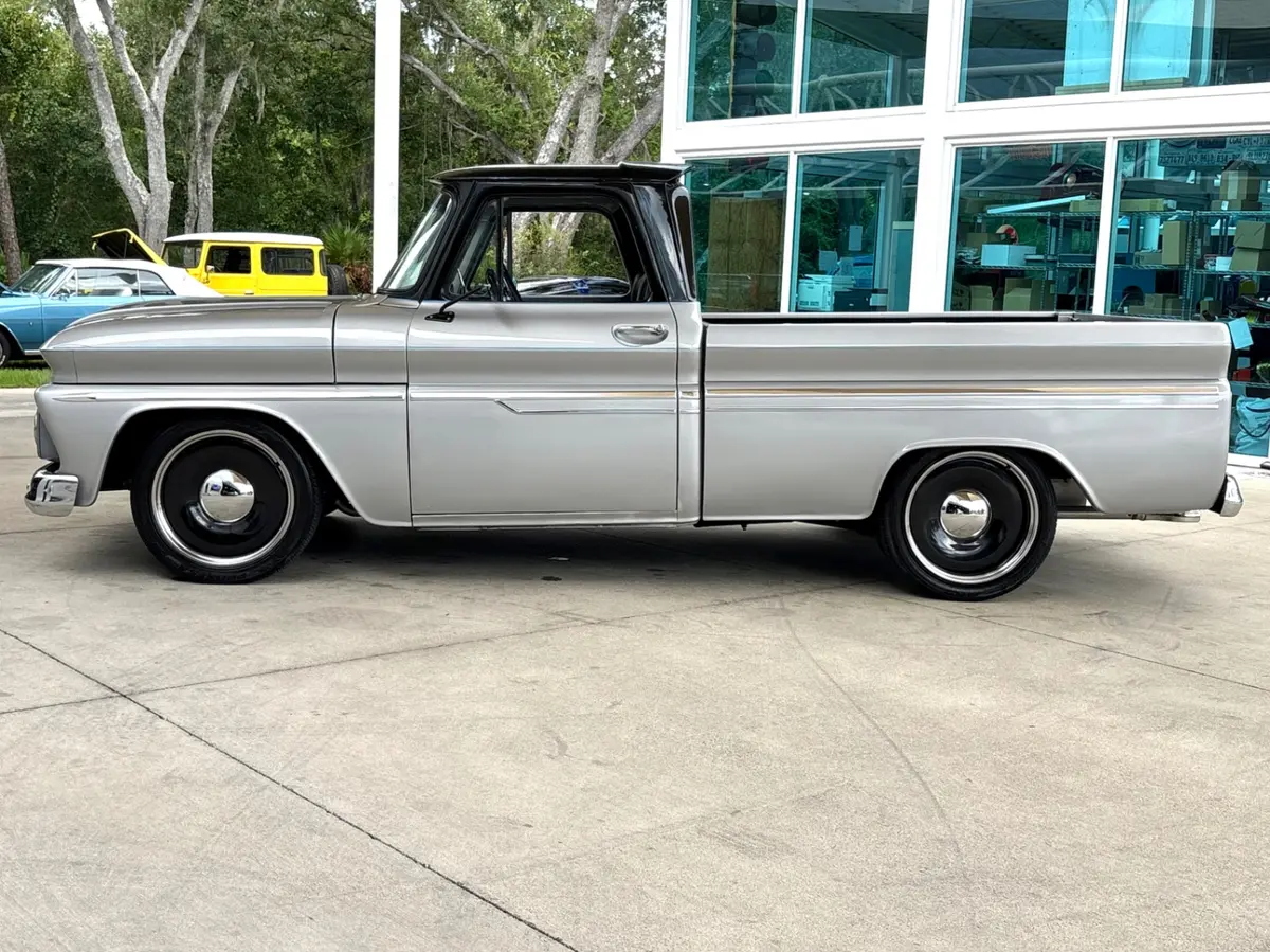 Vehicle photo 10