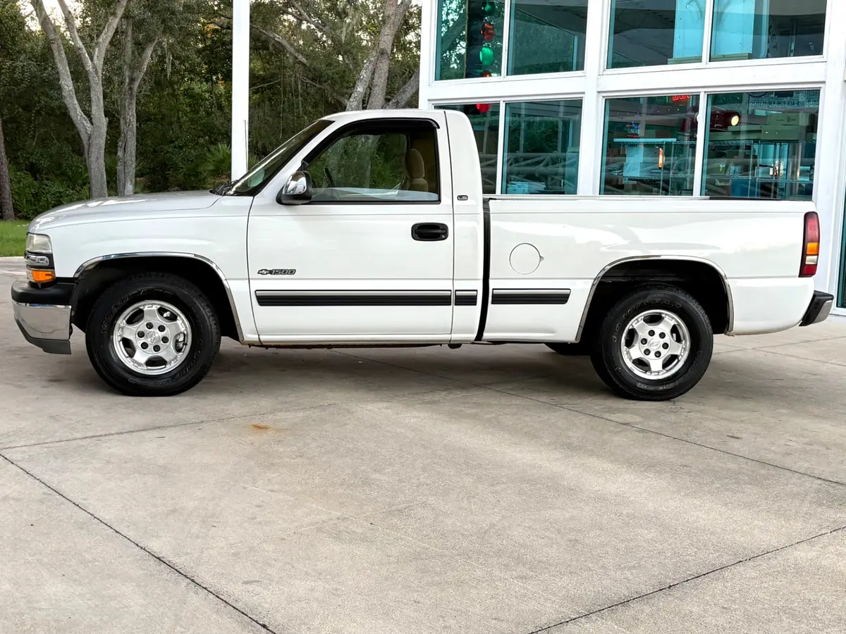 Vehicle photo 10